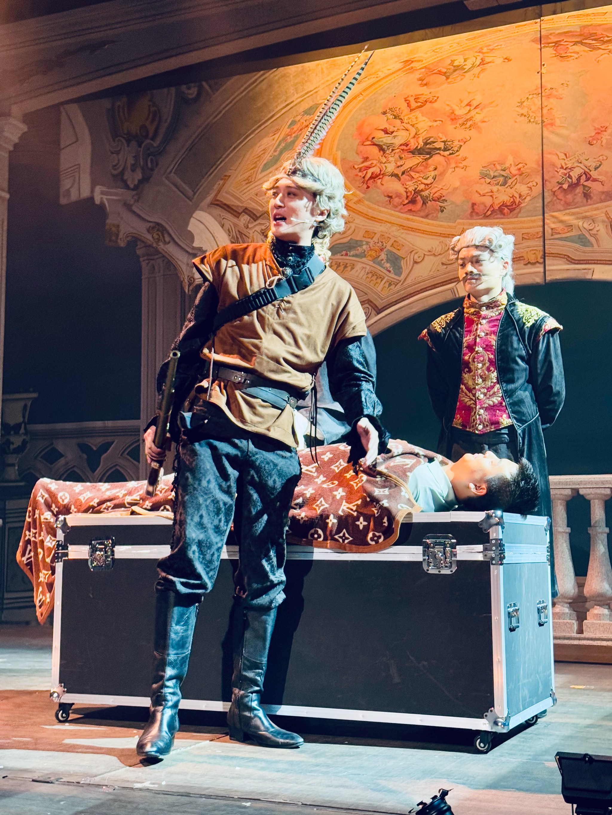 半岛体育下载-拉尔萨与nba新星热吻后携手离开